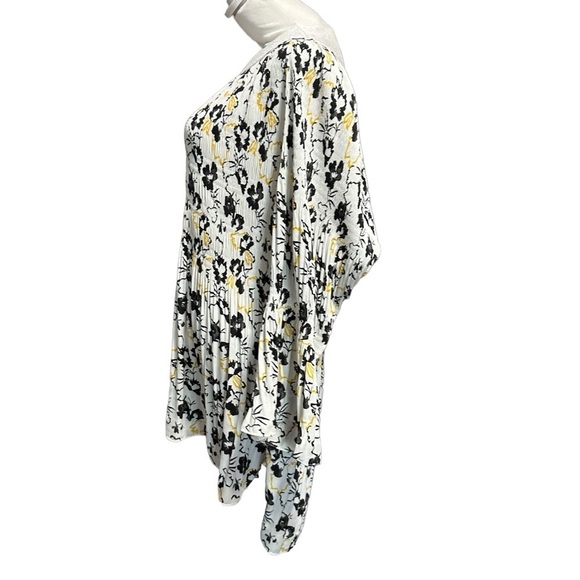 Avenue women's size 22/24 White, black and yellow floral blouse - Picture 2 of 5
